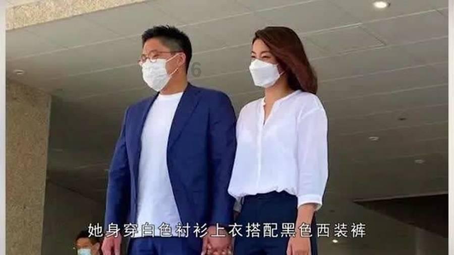 爷爷为逗孙子开心40元买大鹅当宠物